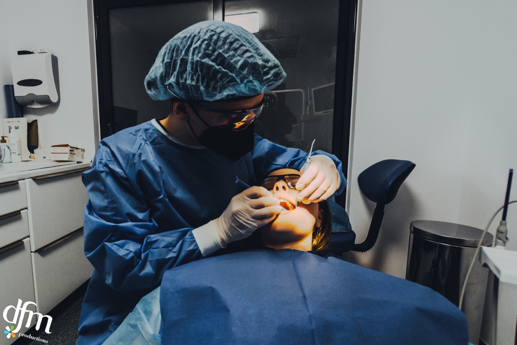 Cadru din timpul tratamentului, într-un spațiu curat și bine organizat.