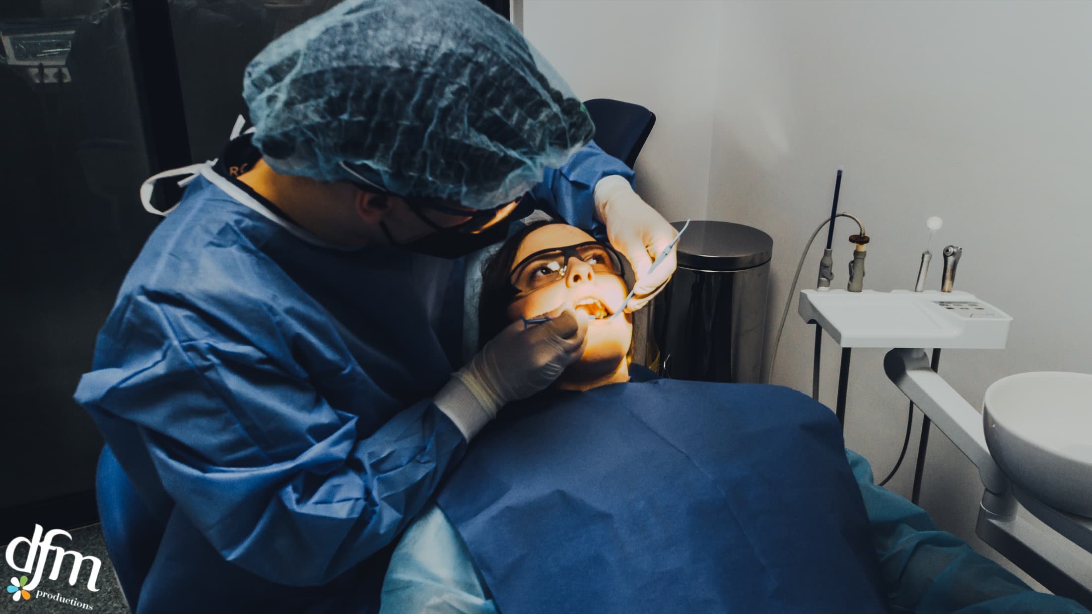 Cadru apropiat din timpul unei consultații sau proceduri realizate atent.